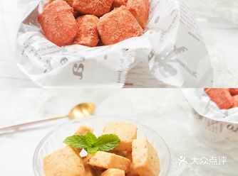 这是一款超级香，超级酥的“草莓方形曲奇”，添加了核桃