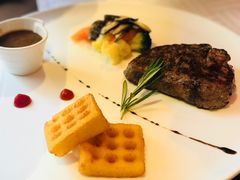 煎牛柳配黑胡椒汁-卡本妮法餐厅·北京和平宾馆