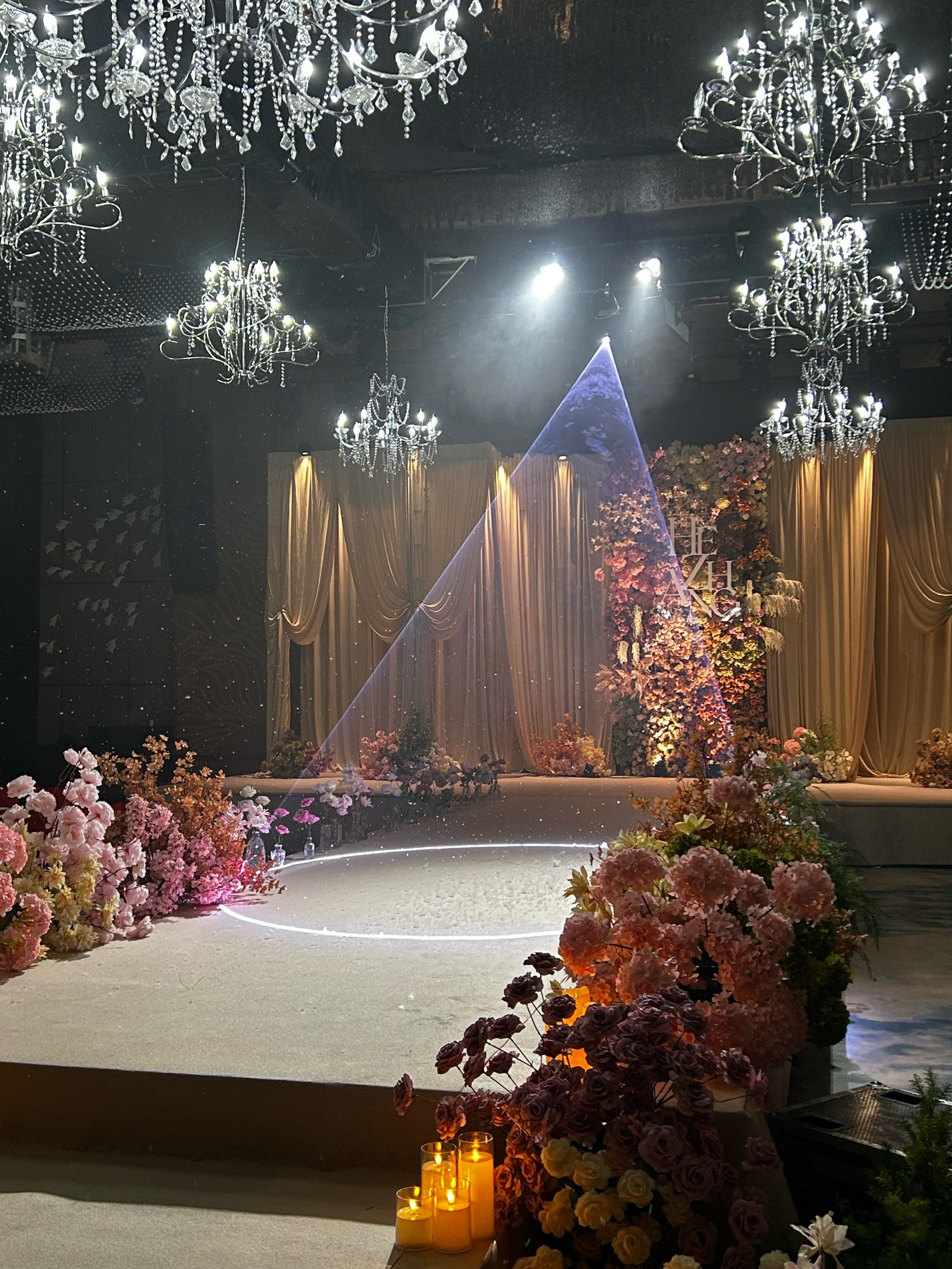 被这场布慢婚礼美呆了 t台花瓶清透.搭配满分