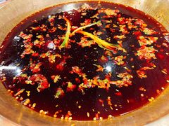 煮沸腾的红锅锅底-巴蜀大宅门火锅(新华公园店)