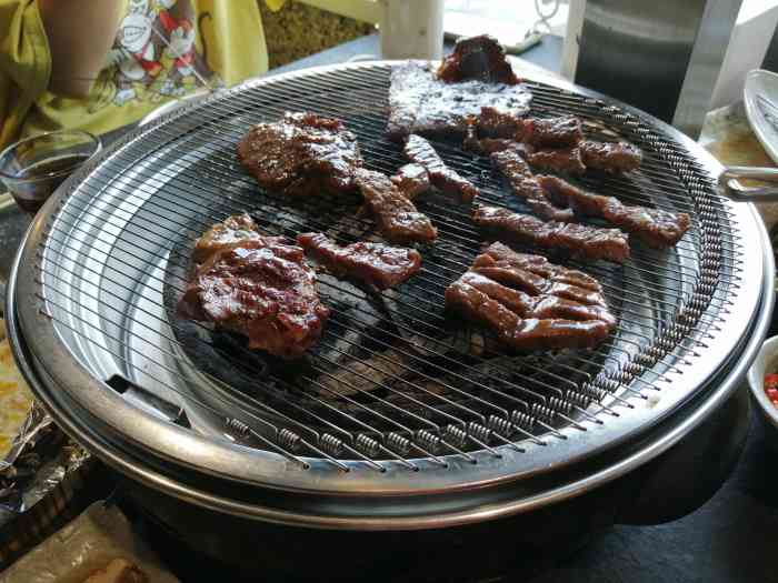 丹东小黑牛烤肉(泗阳店)-"[环境]就餐人数多的时候就要排队,生意很.