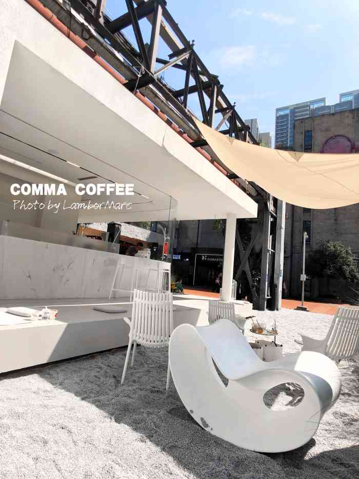 comma coffee(东郊记忆店)-"店挺好看的,临近打烊前半小时路过,来都来