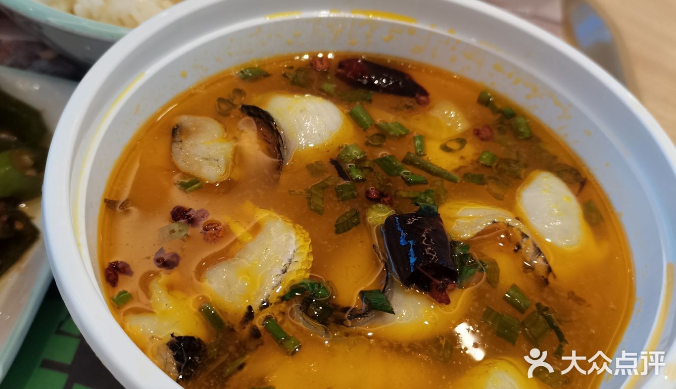 店铺就在循礼门轻轨站站台下面，非常好找