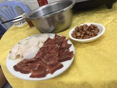 胸口捞拼牛舌-鑫宝沙茶牛肉火锅(永泰店)