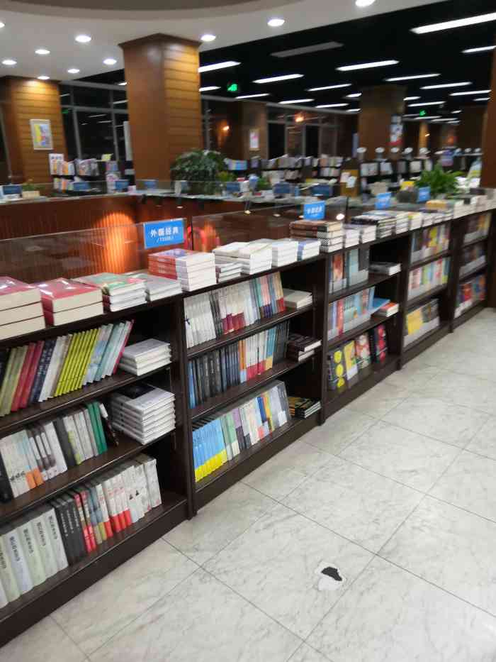 博库书城(下沙店)-"书不是很多,要买塔罗牌这里居然没有的.不.