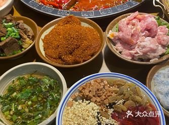 #0元玩转这座城陪朋友逛完洪崖洞 带她吃附近的火锅店