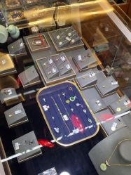 -灵彩珠宝(朗香街店)