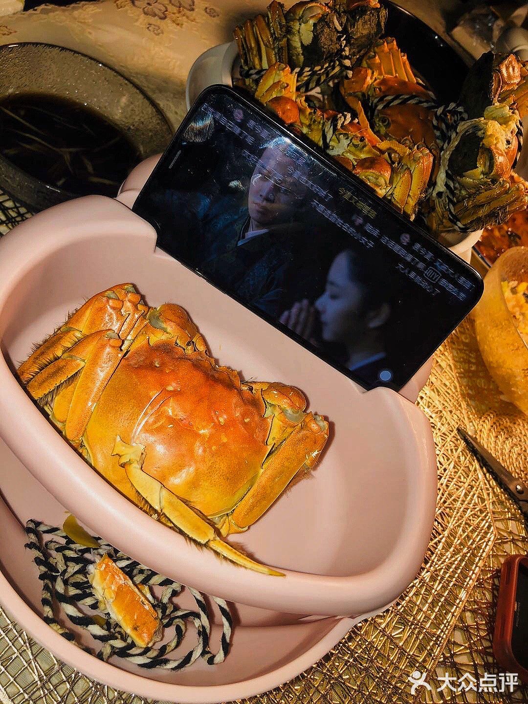 能放手机还能吐壳！在家宅着也可以吃的很开心！
