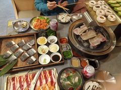 -围炉肉舍•炭烤活鳗•丹东海鲜烤肉(步行街店)