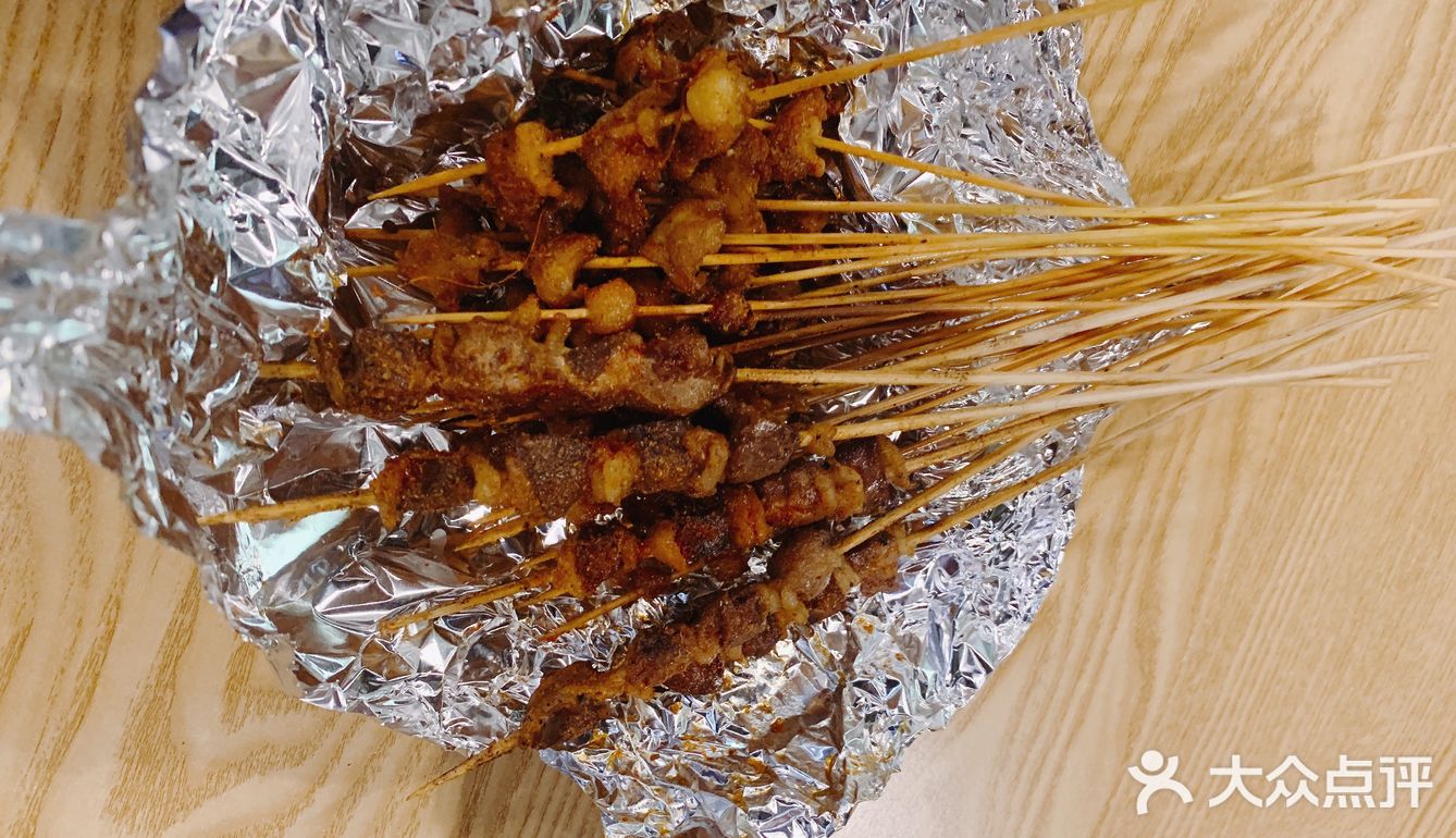 羊肉串切的都是小串，烤料很香，没觉得辣