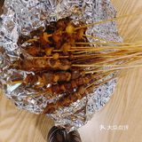 羊肉串切的都是小串，烤料很香，没觉得辣
