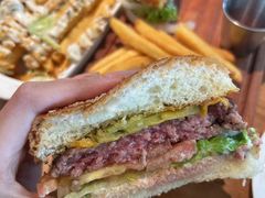 -三勾JJJ Burger&Coffee(梅溪湖店)