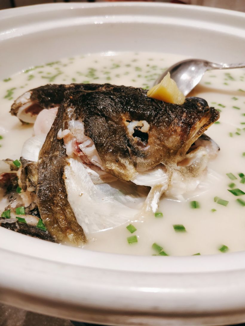 【钠】泉水熬煮的千岛湖鱼头汤