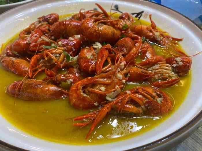 有钳任性龙虾馆-"五一假期第四天 好多人出游堵在路上 宅在.