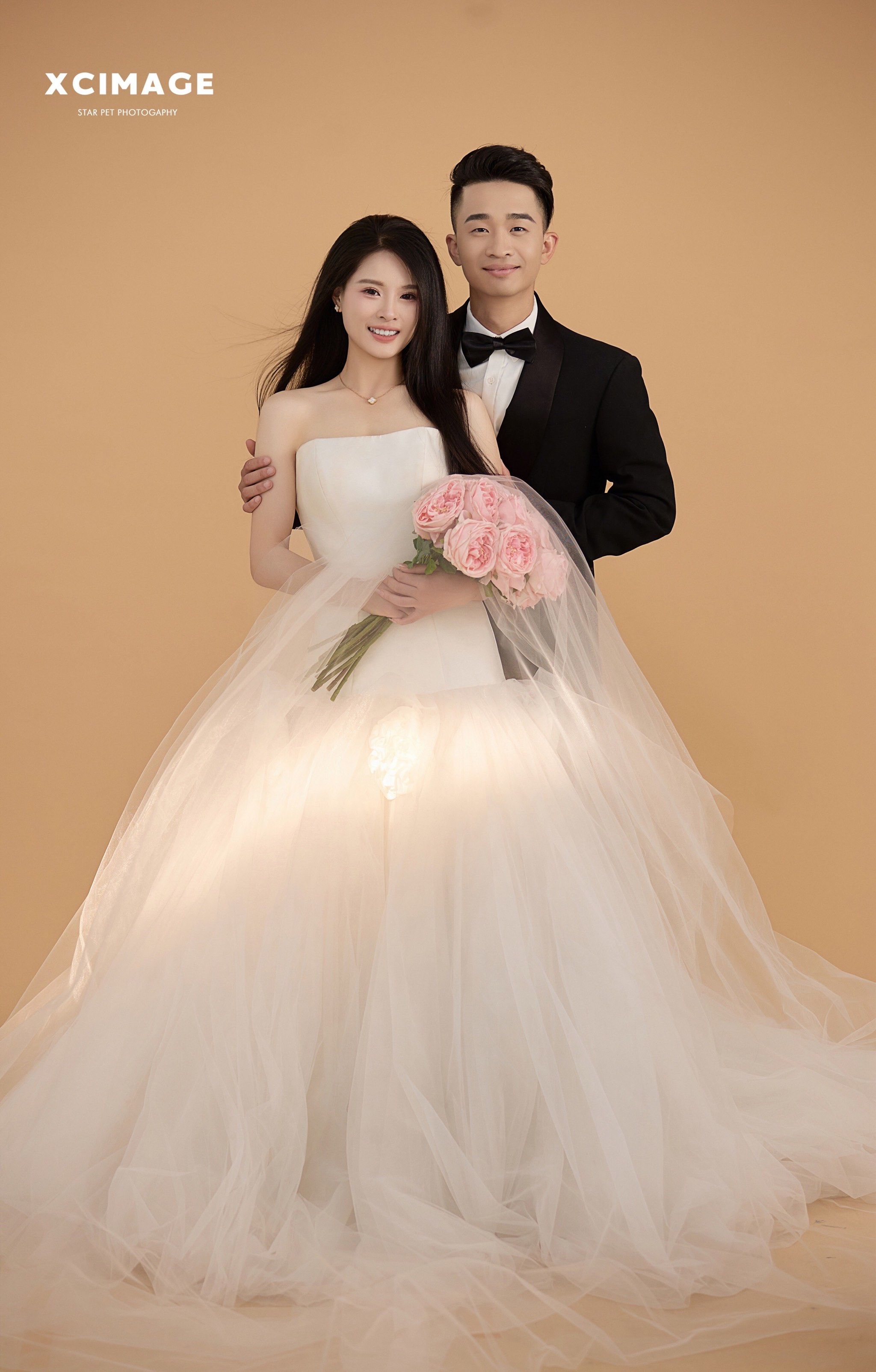 米色背景主纱我心中的白月光婚纱照