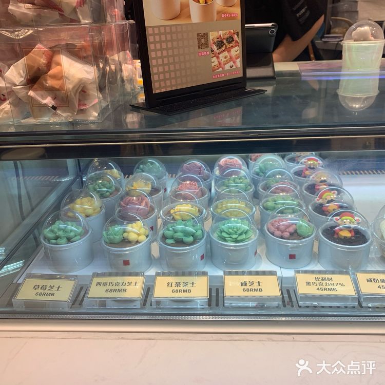 和买东西的店在一起 门口是买蛋糕的和堂食味