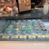 和买东西的店在一起 门口是买蛋糕的和堂食味