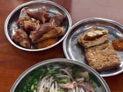 -鸿浩扒猪脚米线