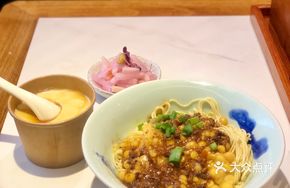 Clear Soup Dry Noodles with Peas and Pork Sauce