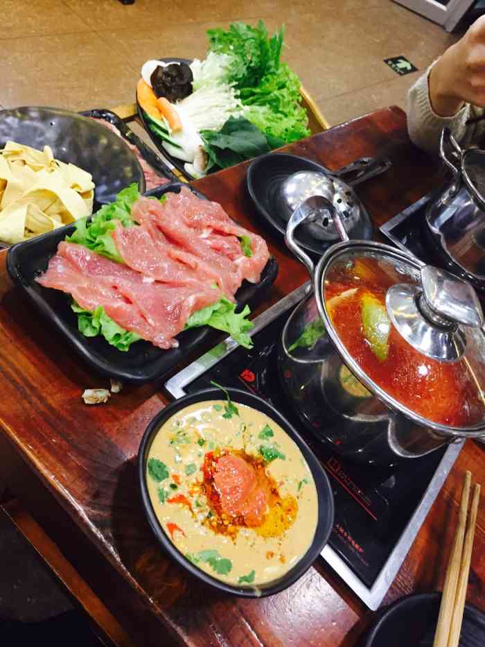 重庆山旮旯原生态火锅-"很好吃,服务也不错,调料种类多.