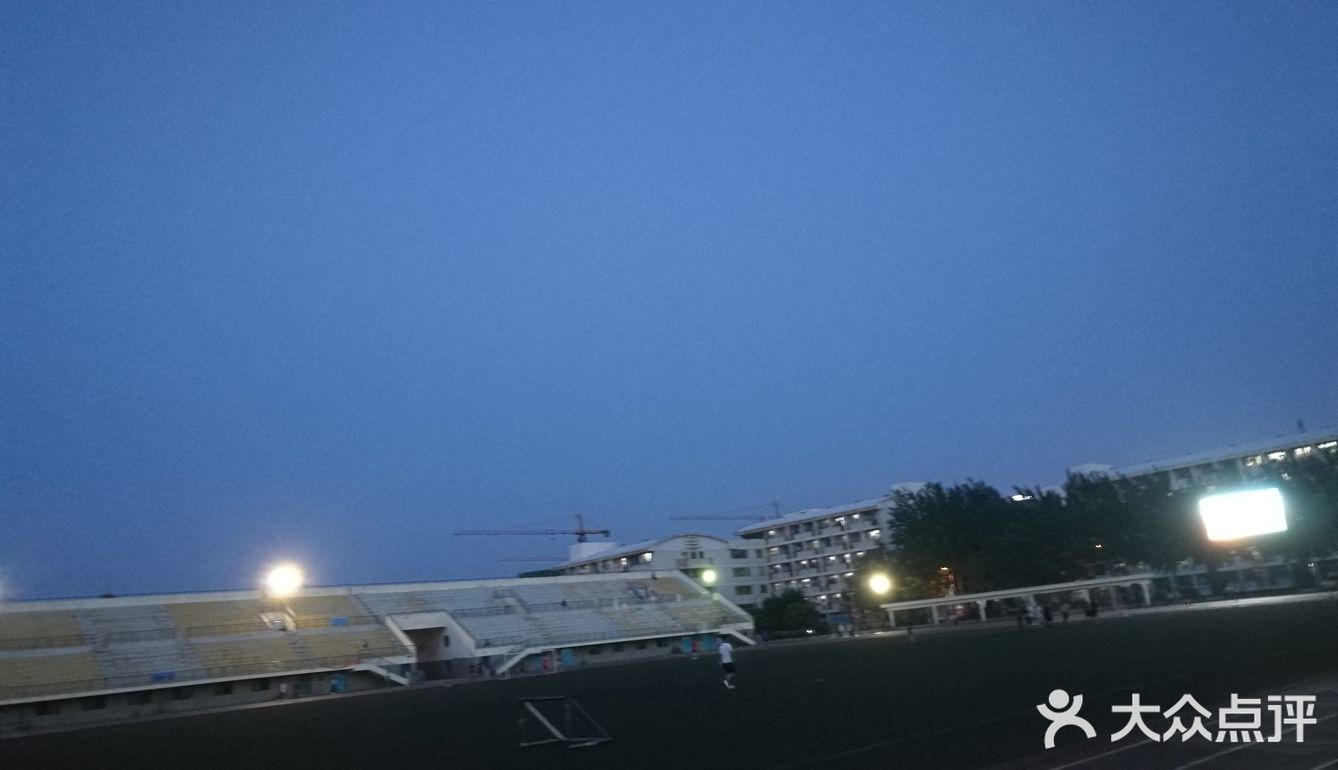 烟台大学体育场,和初中同位一起在观海路吃了晚饭