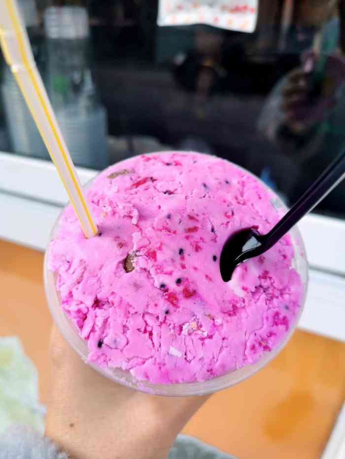 特意跑到辛集来吃炒奶果算是个网红店了店面不大在一个小街道的路口