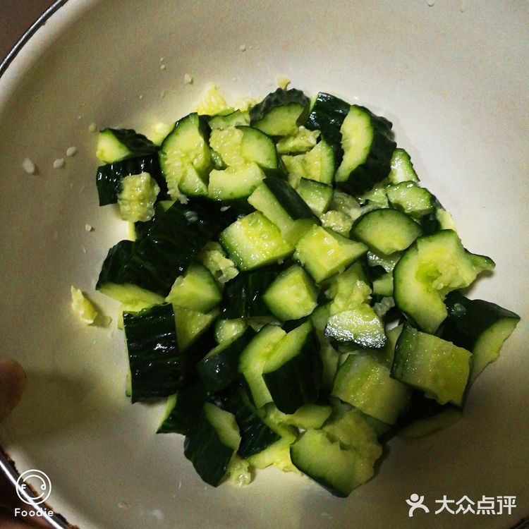 老干妈是灵魂，花生米是伴侣的拍黄瓜。