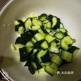 老干妈是灵魂，花生米是伴侣的拍黄瓜。