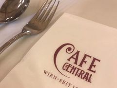 餐具摆设-Cafe Sacher(WIEN)
