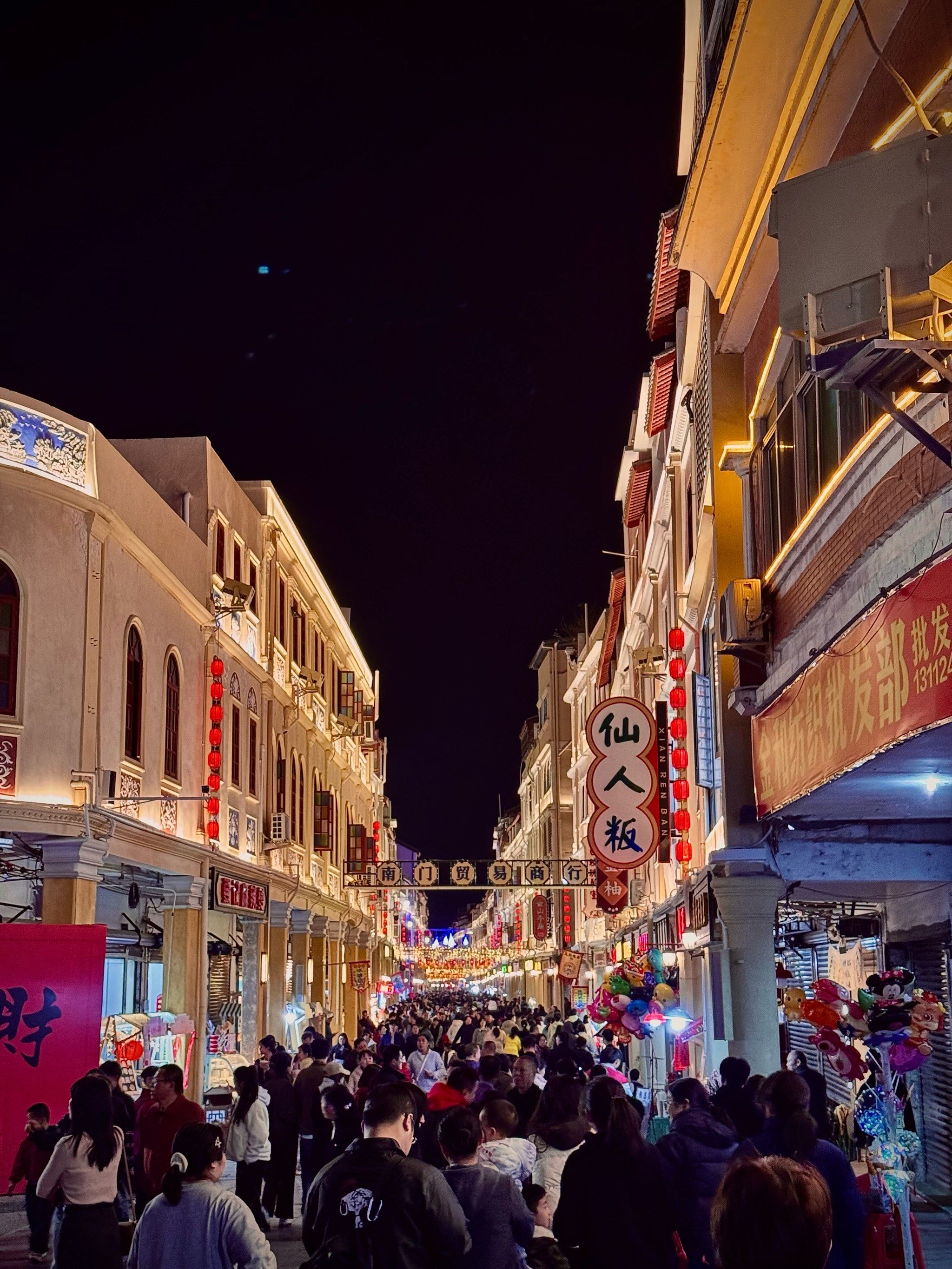 灯火阑珊下的老街漫步,梅州老街