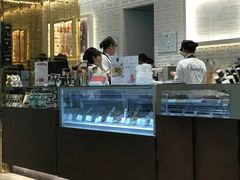 服务员们自己聊天聊high了！-VENCHI 闻绮(北京国贸商城店)