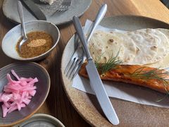 烟熏三文鱼配烤饺子皮和芥末籽酱-BOR Eatery(安福路店)