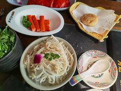 -老牌坊云南鱼豆花火锅(哈西万达店)
