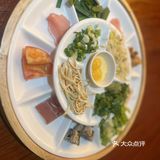 丽江古城C位！人均30+吃飘着玫瑰的过桥米线