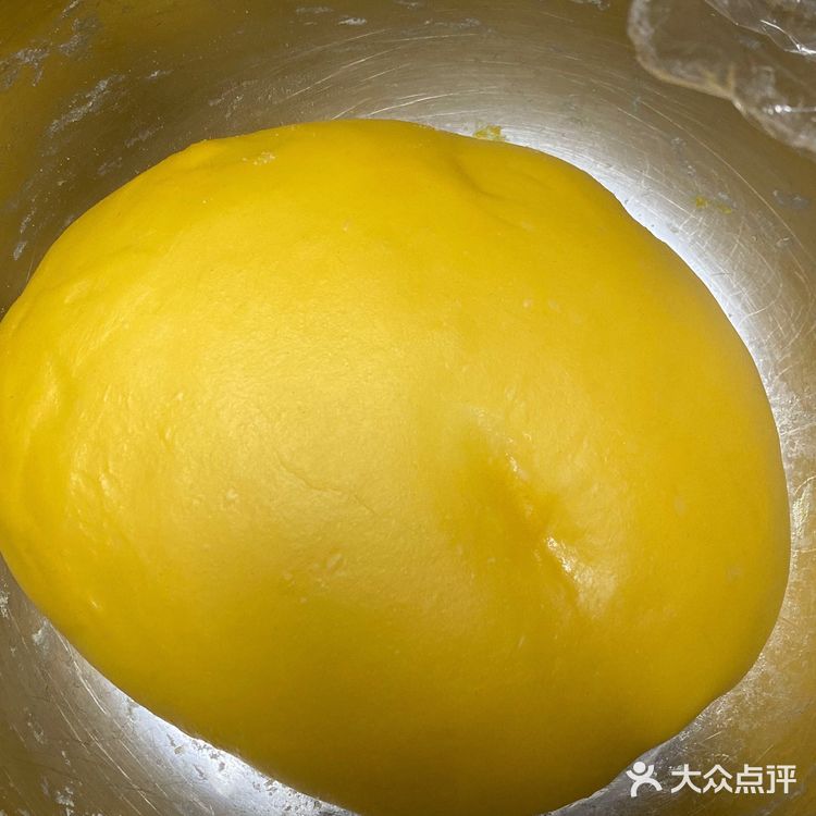 水可以替换成冰箱里冷藏过的牛奶，做面包最主要的是揉面