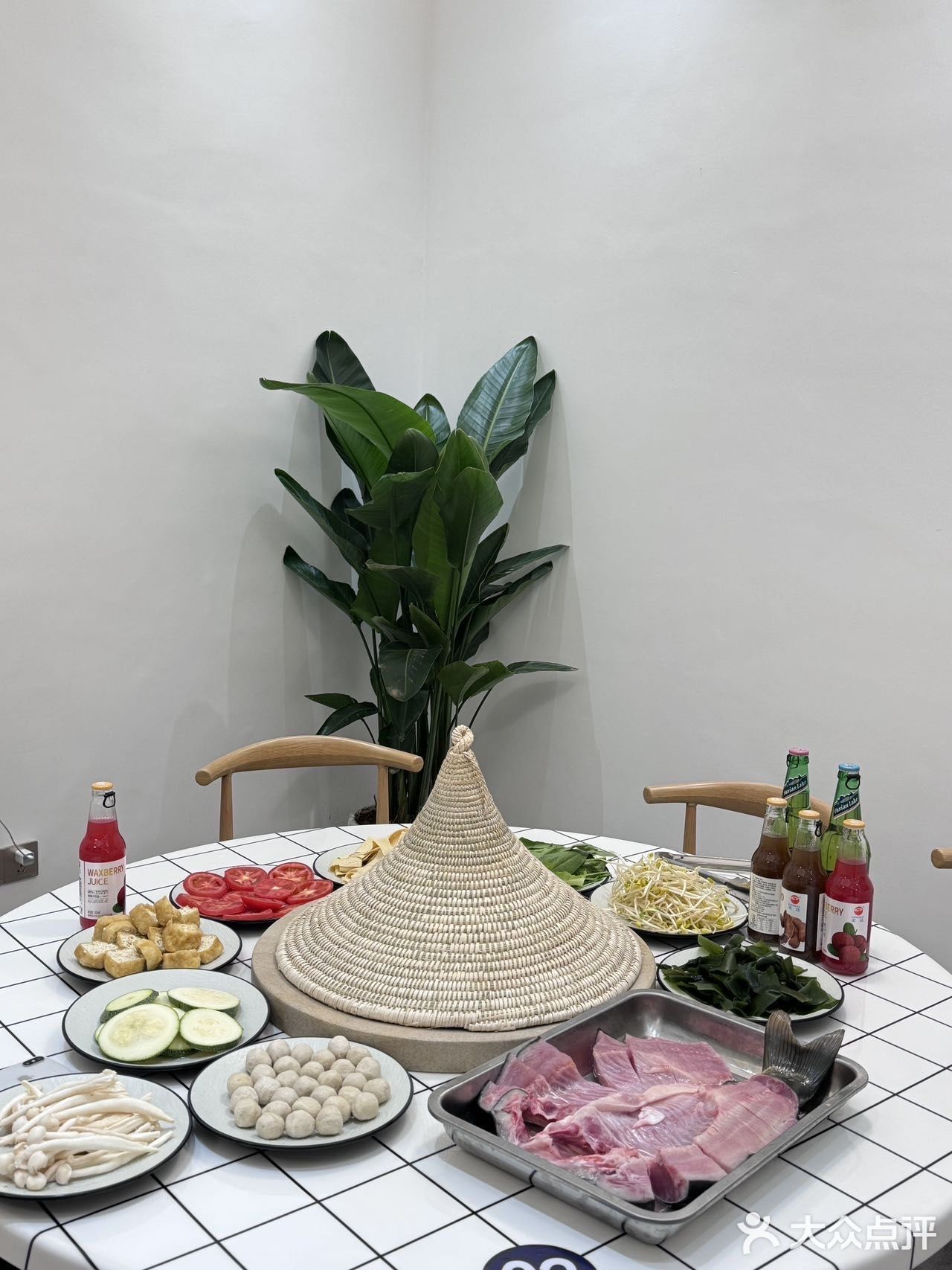 澄江竟然鸳鸯锅石锅鱼. 和朋友吃过很多次石锅鱼
