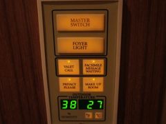 控制面板清晰可见-王府半岛酒店