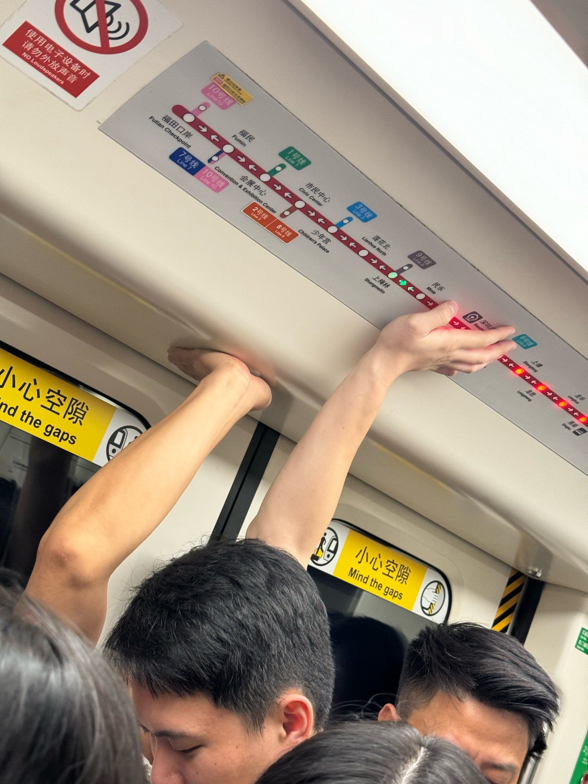 看深圳地铁都给孩子挤成啥样了哈哈哈哈