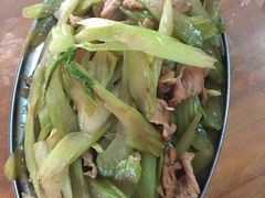 芹菜炒肉-老地方美食