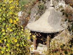 老爷山下山路边的小石亭(拉近)-老爷山风景区