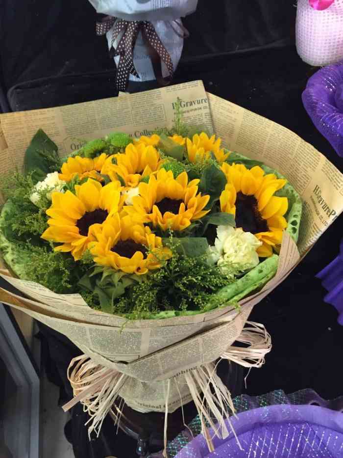 还可以同城免费送花,下次还来这家店,非常好,变定点买花消费场所了