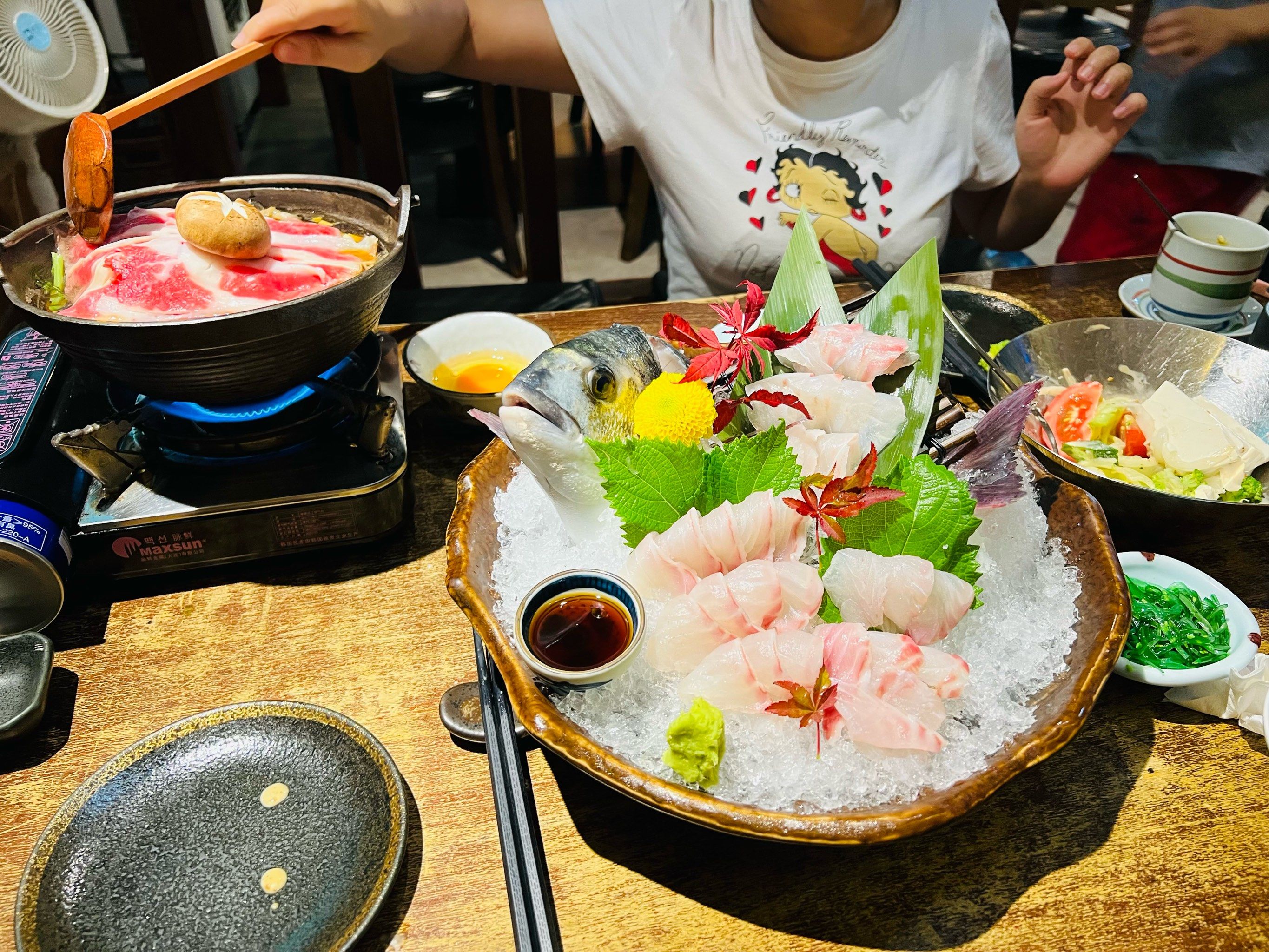 天河观山苑这边有一家出售活鱼刺身的居酒屋,今天吃的是金头鲷,厨师