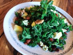 羽衣甘蓝蔓越莓洋葱芝士沙拉-SMOKI & CO(五大道店)