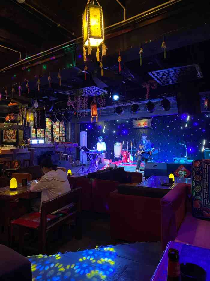 打分 65 /人 singer is great  waitress soso