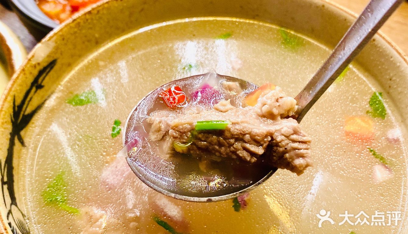 他们家的灯饰就其实就很有那种异域风情了～整个环境就在