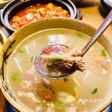 他们家的灯饰就其实就很有那种异域风情了～整个环境就在