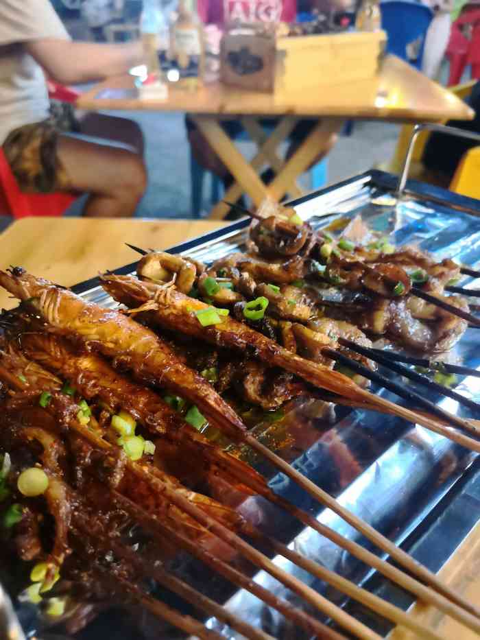 强哥烧烤(锦华万达店)-"说来也很意外,当时看完电影已经很晚了,就.