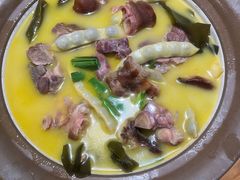 -帅巴人舅母子腊蹄民俗村