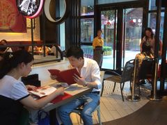 等位区-必胜客(武汉欢乐谷店)