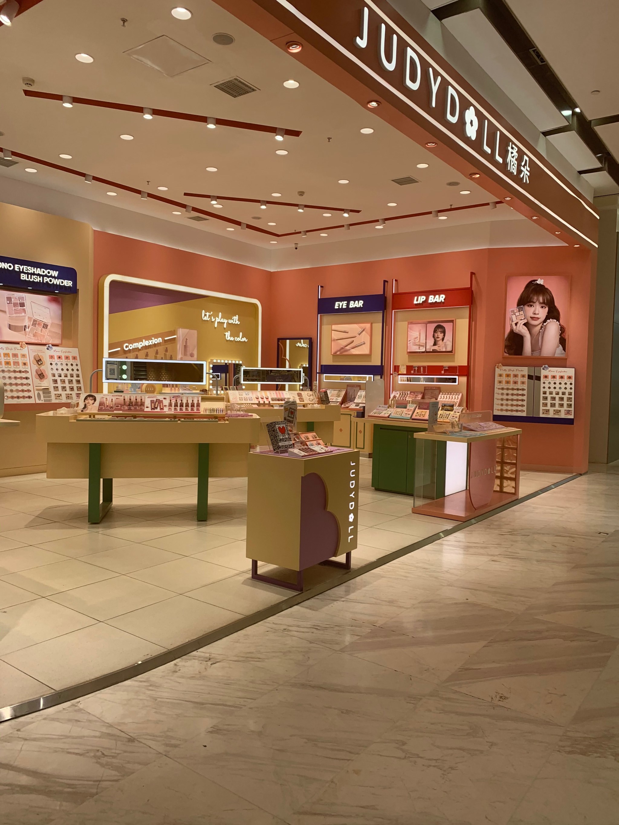 美妆行业新潮品牌：莎朗海名化妆品引领潮流趋势